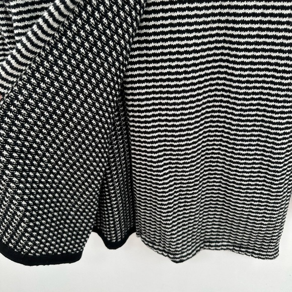 CABI FERGI split black-white turtleneck soft woman classic oversized sweater XS - Picture 5 of 12